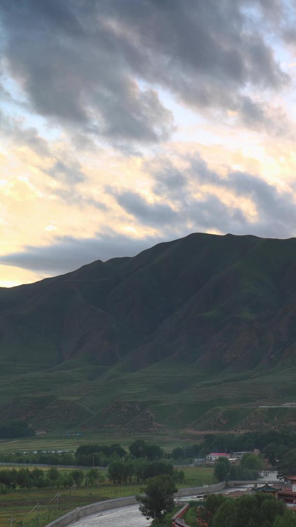 甘南藏族自治州群山环绕乡村日落延迟视频视频的预览图
