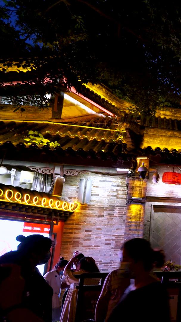 拍摄成都网红景点锦里古街夜景人流素材视频的预览图