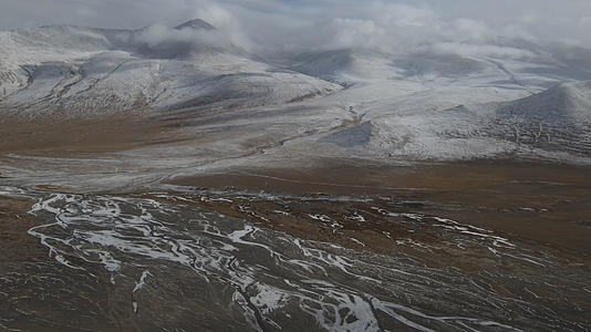 4K航拍可可西里雪山风光视频的预览图