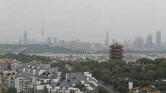 武汉地标长江大桥黄鹤楼延时摄影视频的预览图