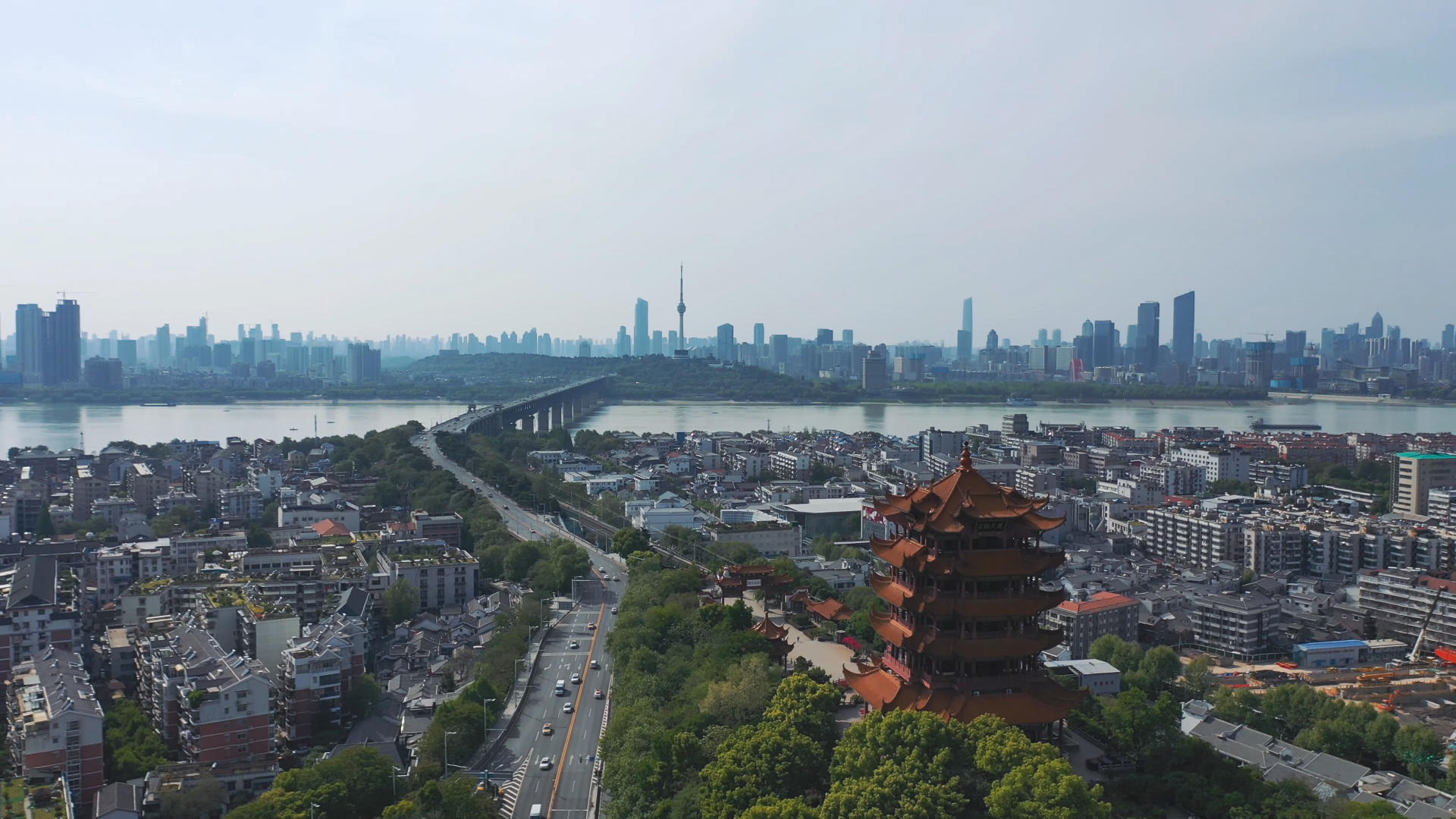 航拍武汉城市风光旅游地标长江大桥电视塔黄鹤楼视频的预览图
