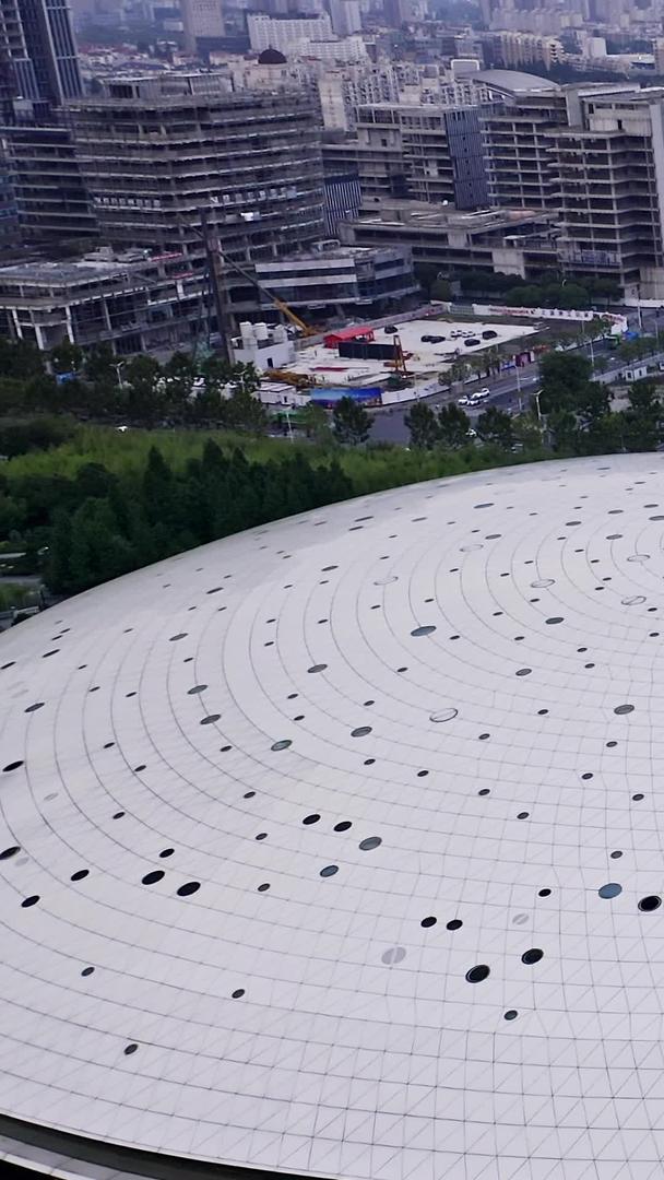 俯瞰上海奔驰文化中心视频的预览图