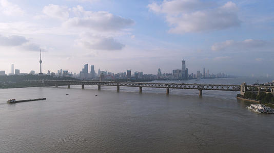航拍蓝天白云城市长江江景桥梁道路4k素材视频的预览图