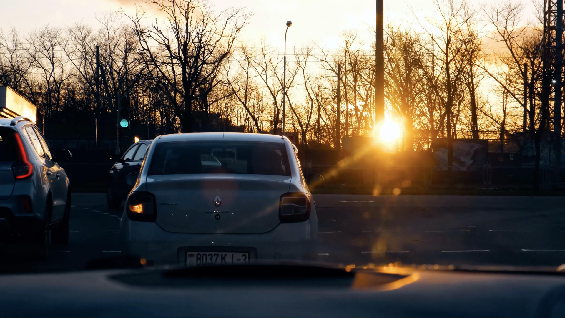 城市夕阳下等待行驶的汽车视频的预览图