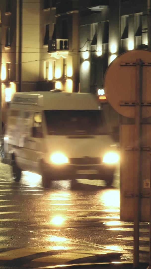 冬季城市夜晚下雨天城市立交桥交通流量视频的预览图