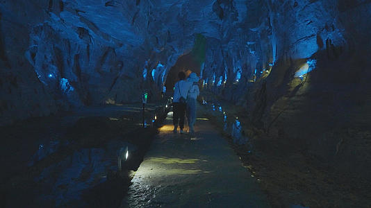 湖北恩施利川5A级旅游景区腾龙洞游客地下隧道4k素材视频的预览图