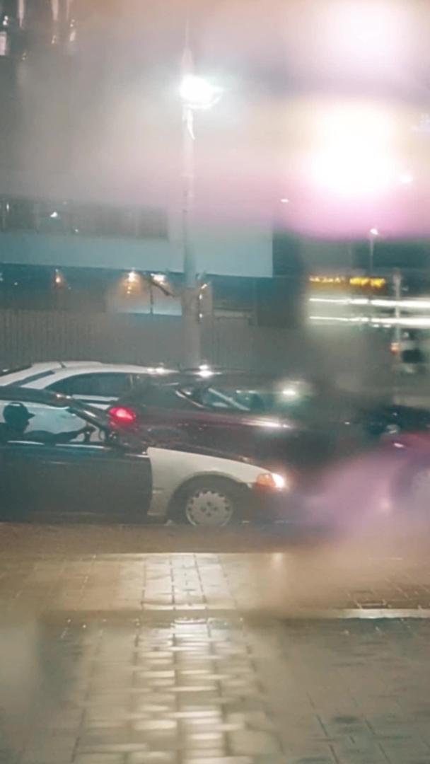 雨天透过朦胧玻璃夜间路口车流视频的预览图