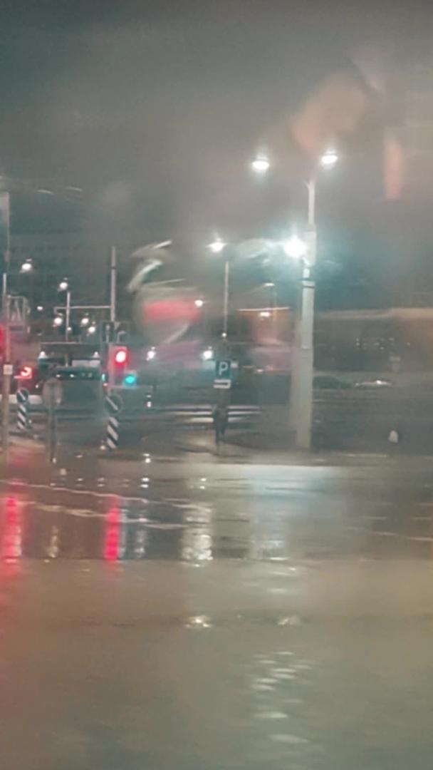 雨天透过朦胧玻璃夜间路口车流视频的预览图