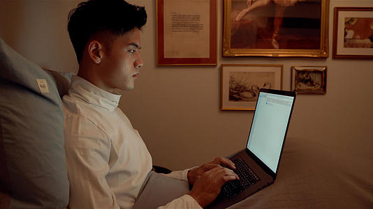 4K夜晚居家男士使用电脑加班办公打字视频的预览图
