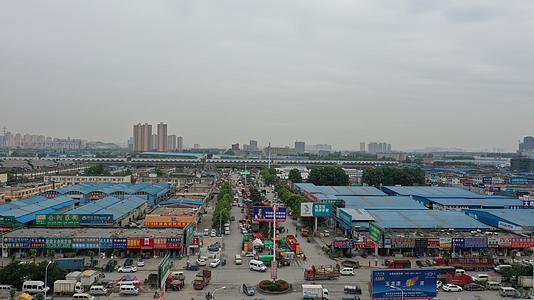 无人机航拍武汉最大的农贸批发市场视频的预览图