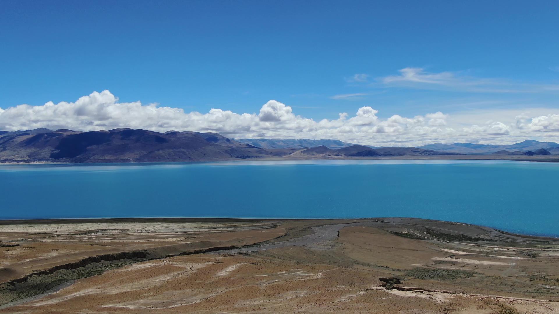 西藏高原湖泊拉昂措航拍视频视频的预览图