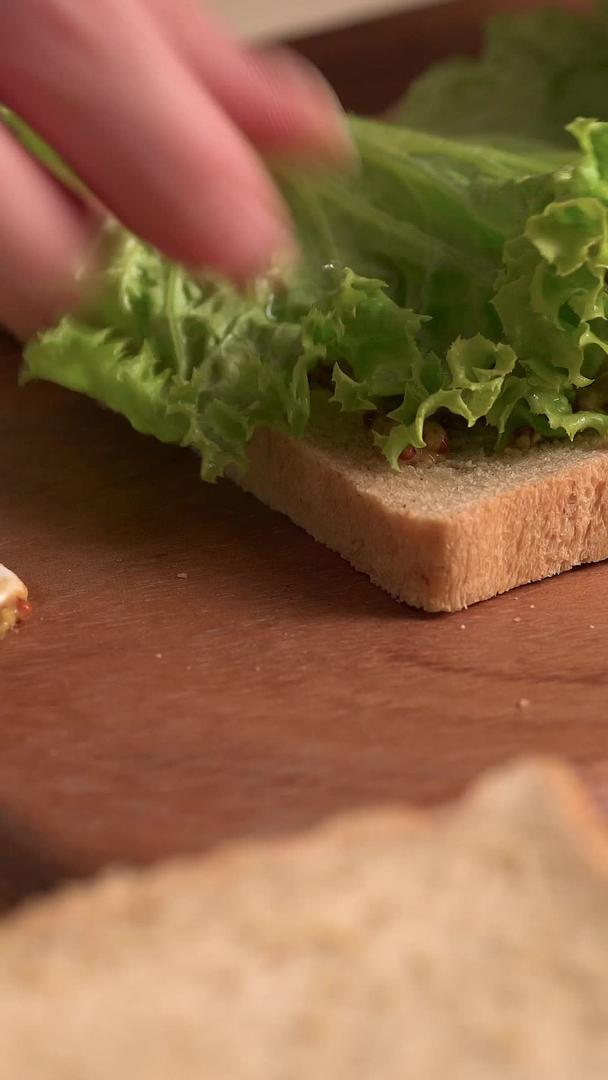 制作早餐三明治的过程视频的预览图