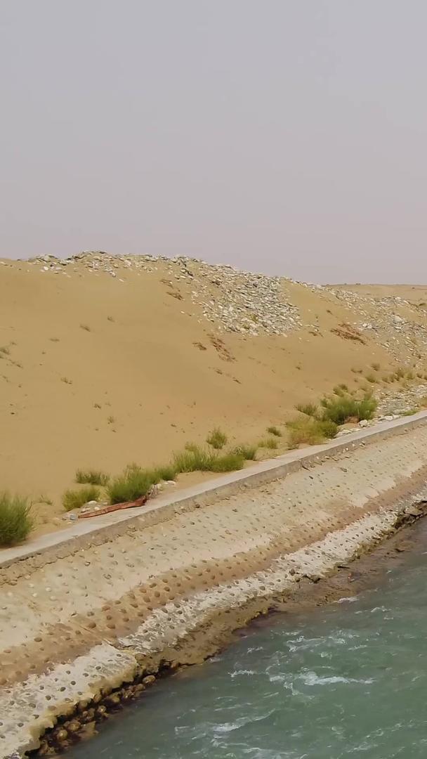 沙漠中的河流航拍视频的预览图