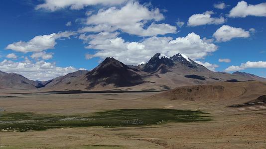 西藏查藏拉雪山航拍视频视频的预览图