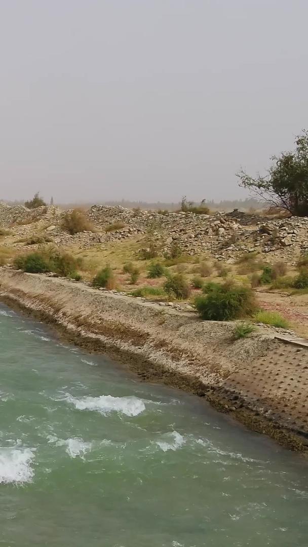 沙漠中的河流航拍视频的预览图