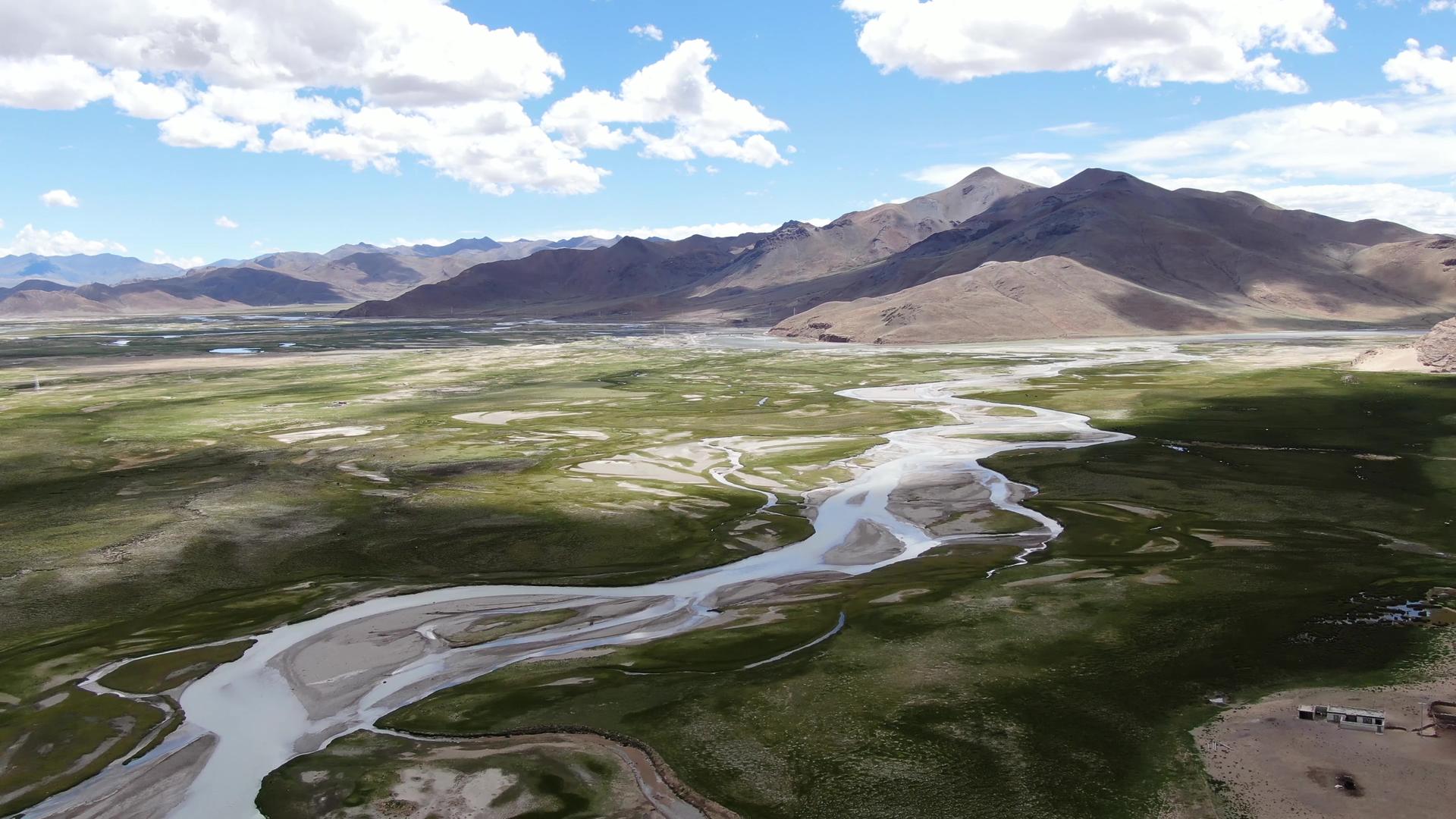 航拍西藏高原地表河流视频的预览图