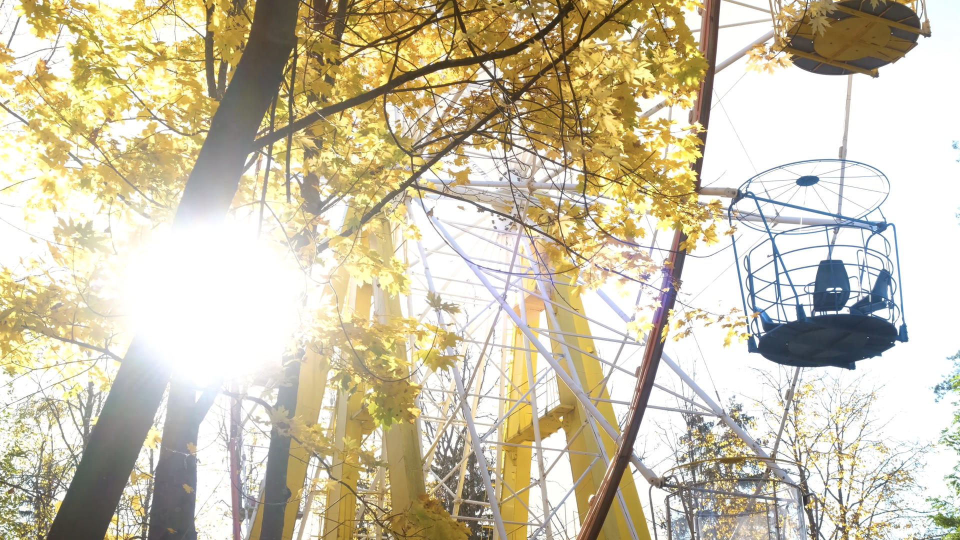 深秋逆光下游乐园里的摩天轮视频的预览图
