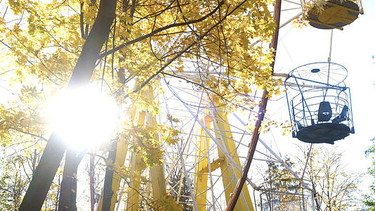 深秋逆光下游乐园里的摩天轮视频的预览图