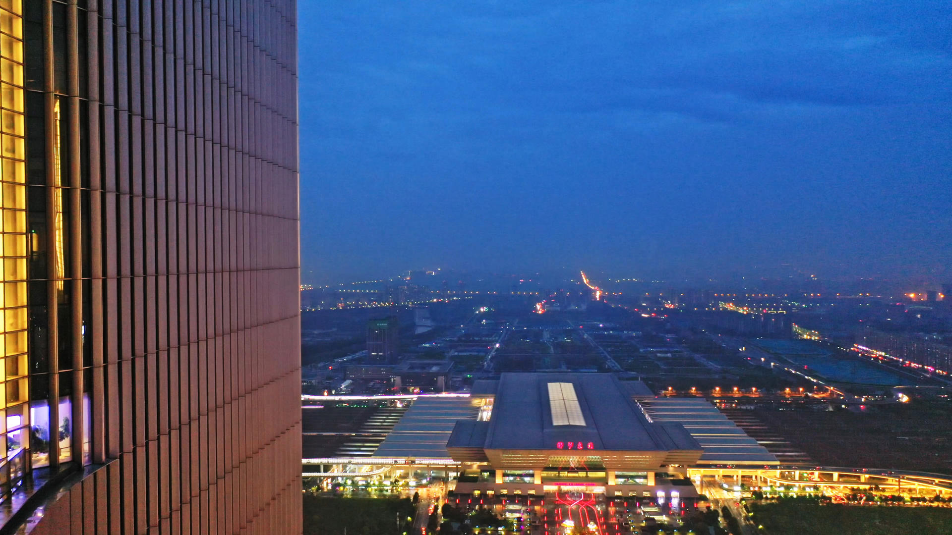 4k郑州东站夜景航拍视频的预览图