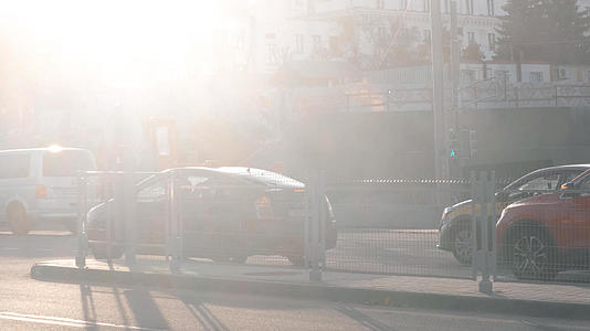 夕阳下城市街头车流视频的预览图