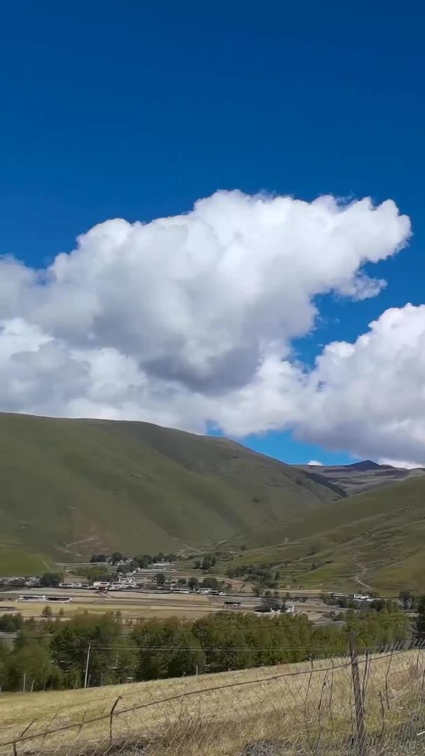 藏区公路沿线蓝天白云下的自然风光行车视角视频的预览图