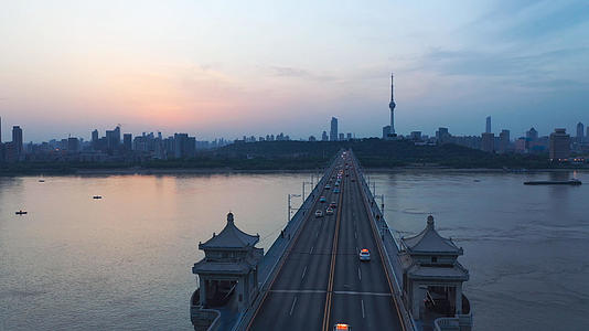航拍风光城市地标武汉长江大桥车流4k素材视频的预览图