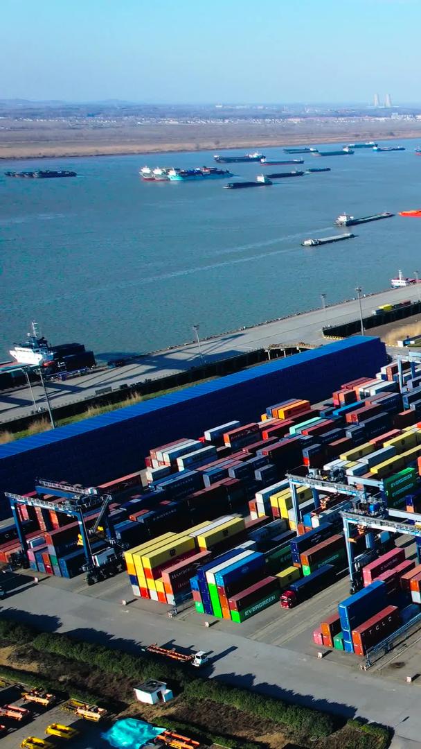 南京龙潭港口航拍集装箱集装箱视频的预览图
