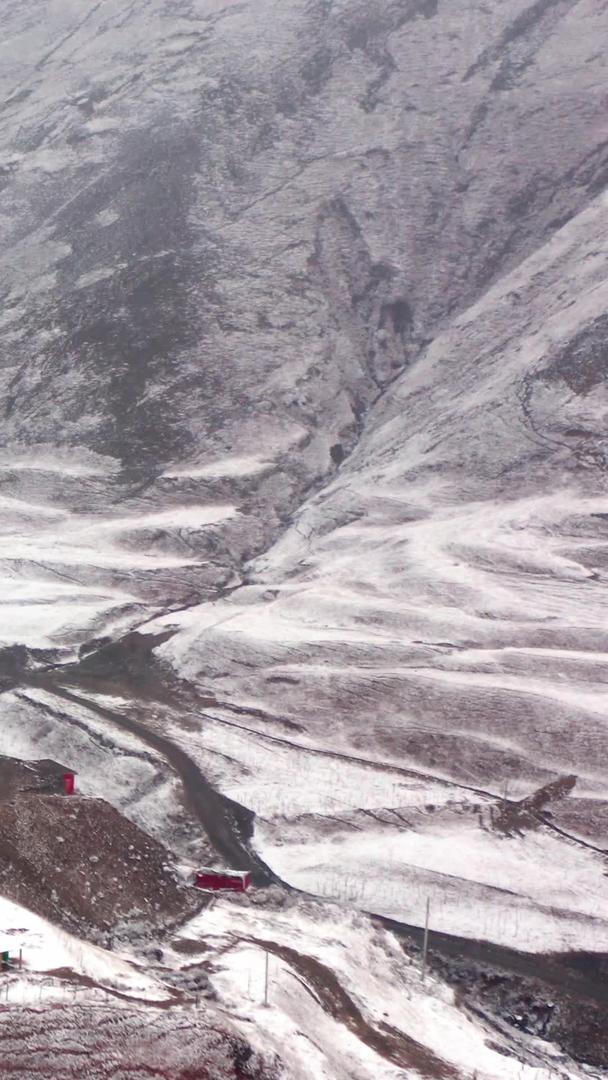 甘孜雪景中的寺庙视频素材视频的预览图