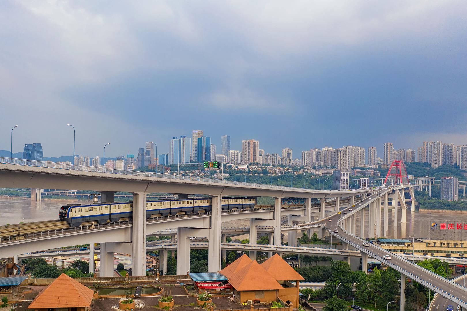 无人机航拍重庆火车站和菜园坝长江大桥视频的预览图
