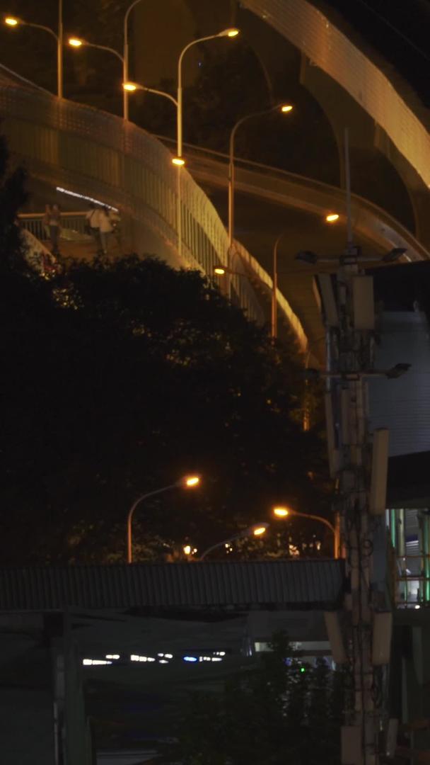 航拍城市夜间轨道交通列车素材视频的预览图