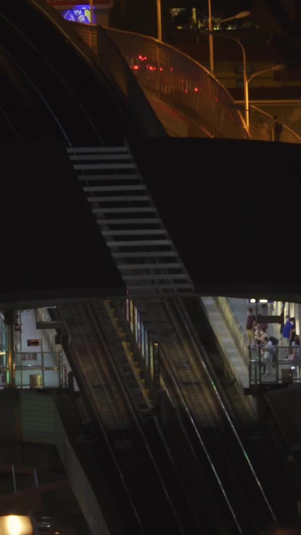 航拍城市夜间轨道交通列车素材视频的预览图