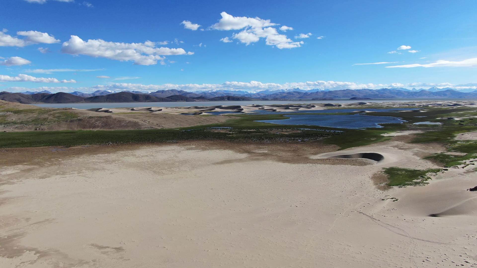 西藏阿里南线景点五彩沙漠航拍视频视频的预览图