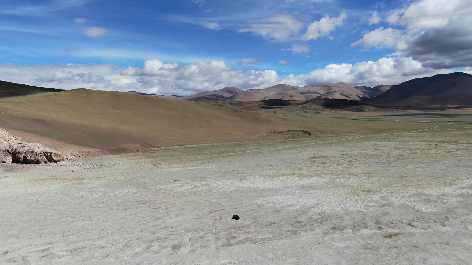 西藏阿里地区马牧木拉山航拍视频视频的预览图