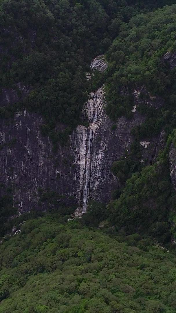 自然森林凤凰山岩石瀑布高清航拍视频的预览图
