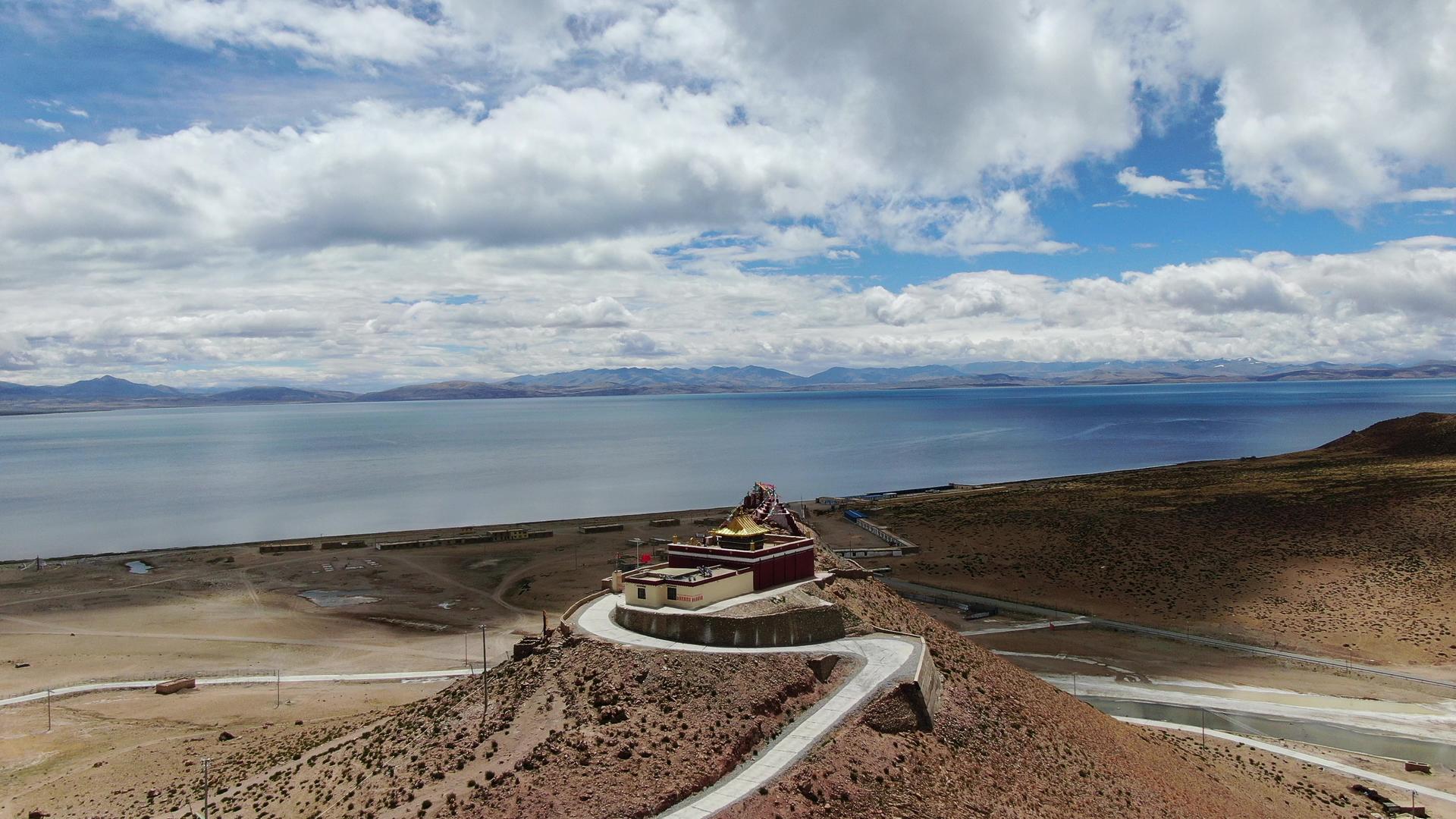 西藏圣湖玛旁有错航拍视频视频的预览图