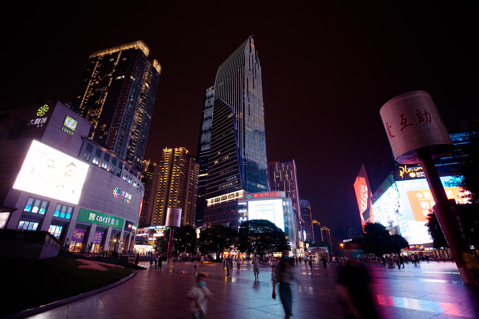 重庆观音桥步行街繁华夜生活视频的预览图