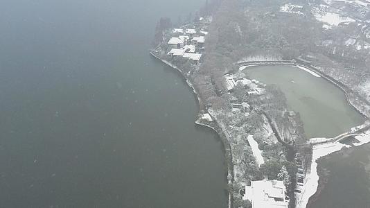 航拍下雪天武汉东湖雪景4K视频的预览图