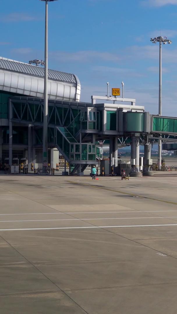 机场作业工程车辆视频的预览图