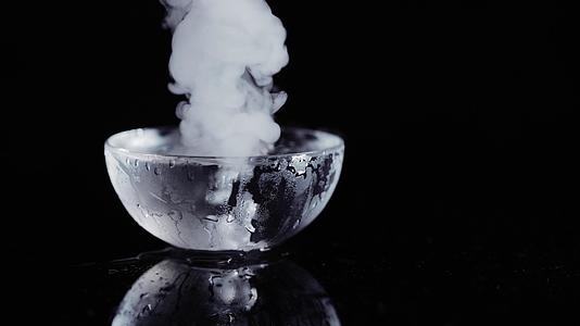 干冰和玻璃碗视频的预览图