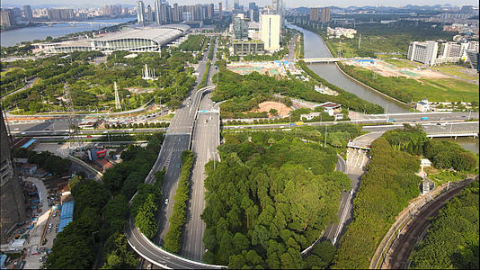 4k高清航拍华南快速干线和新港东路立交城市交通视频的预览图