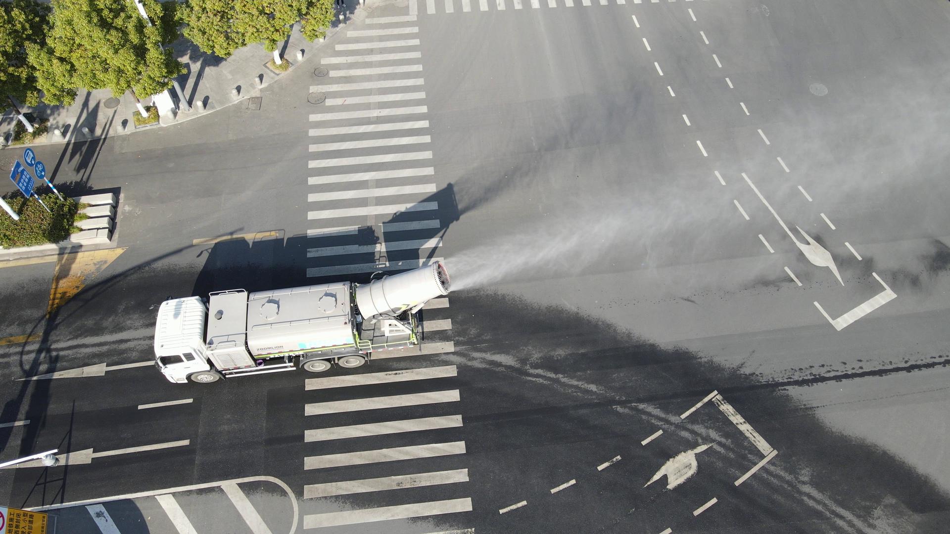 航拍城市洒水消毒车疫情防控视频的预览图