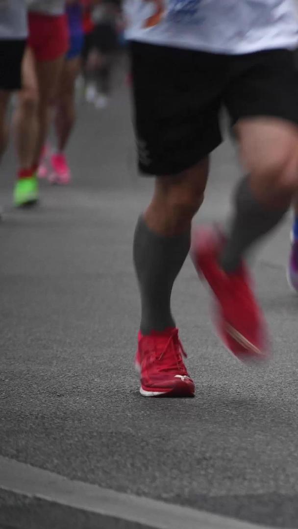 马拉松运动员跑脚特写视频的预览图