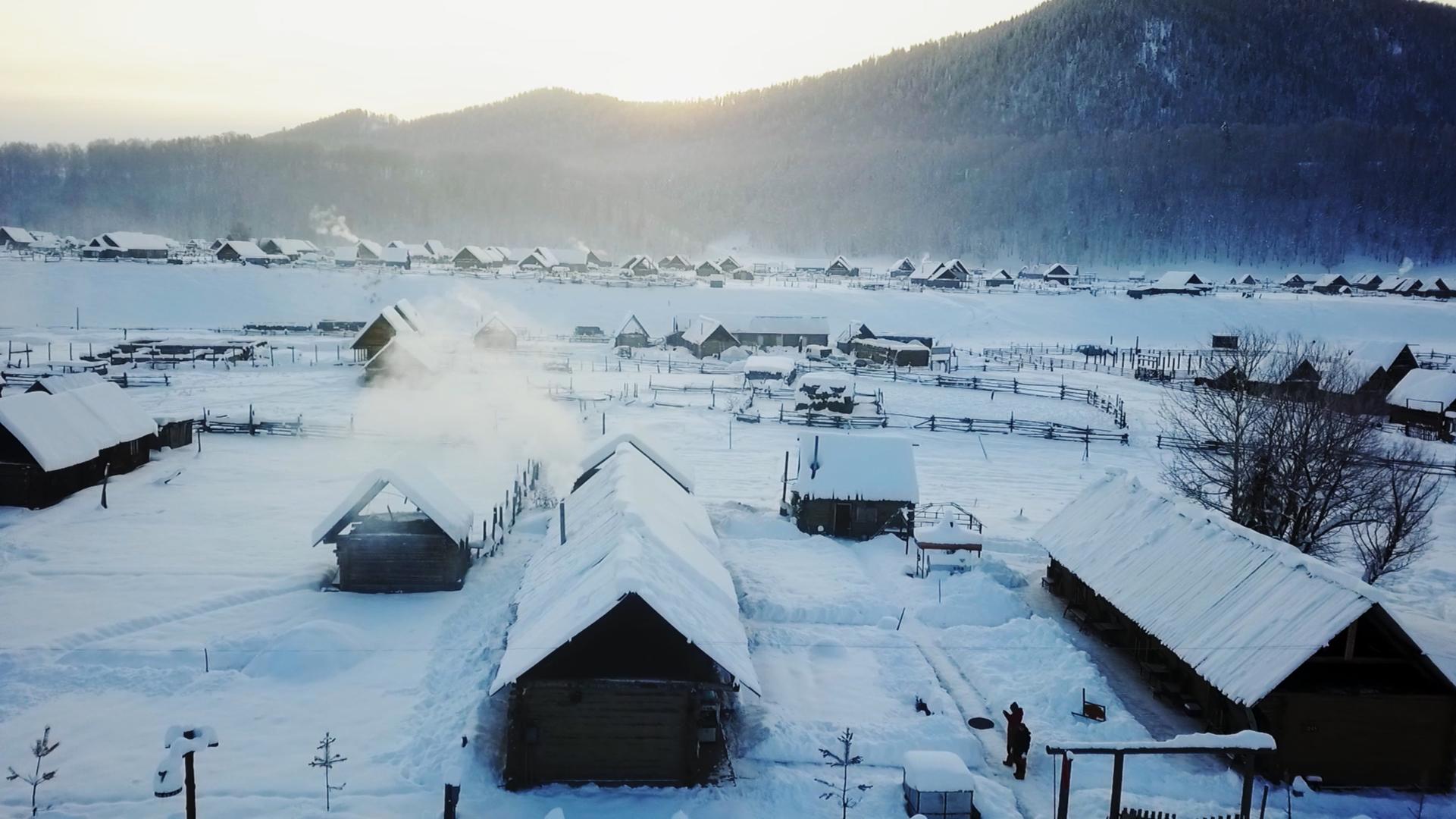 新疆禾冬天木下雪的村落视频的预览图