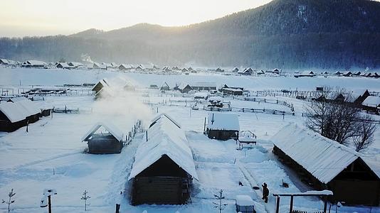 新疆禾冬天木下雪的村落视频的预览图
