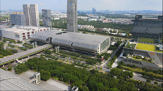 4k高清航拍广州琶洲会展馆C馆城市建筑交通视频的预览图