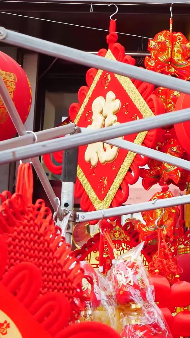 新年庙会购买年货春节视频的预览图