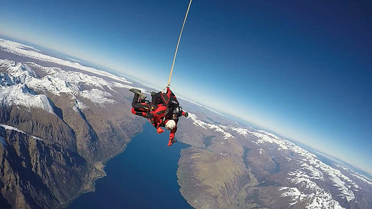 新西兰高空跳伞翱翔天际视频的预览图
