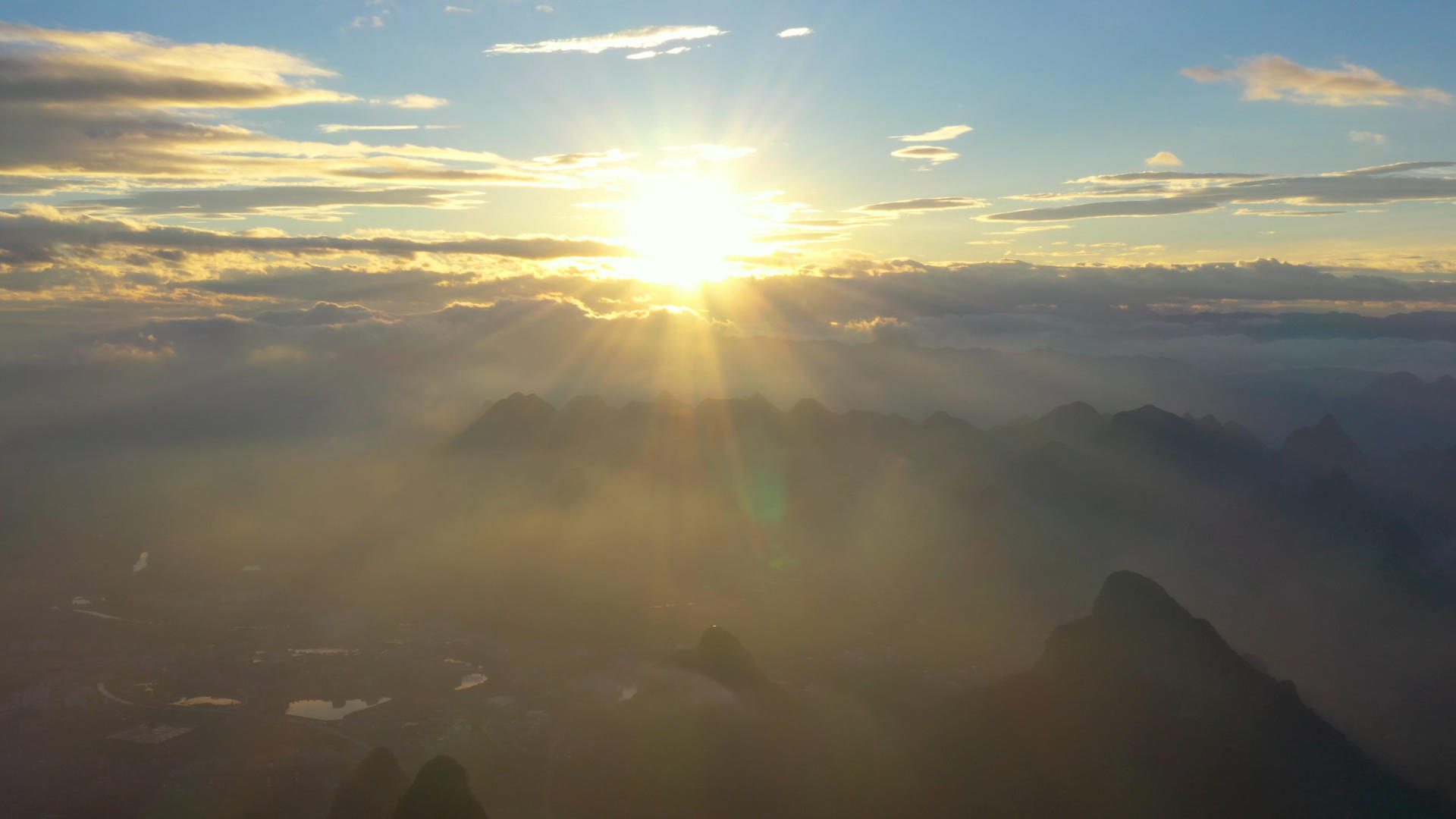 金色阳光日出4k航拍视频视频的预览图