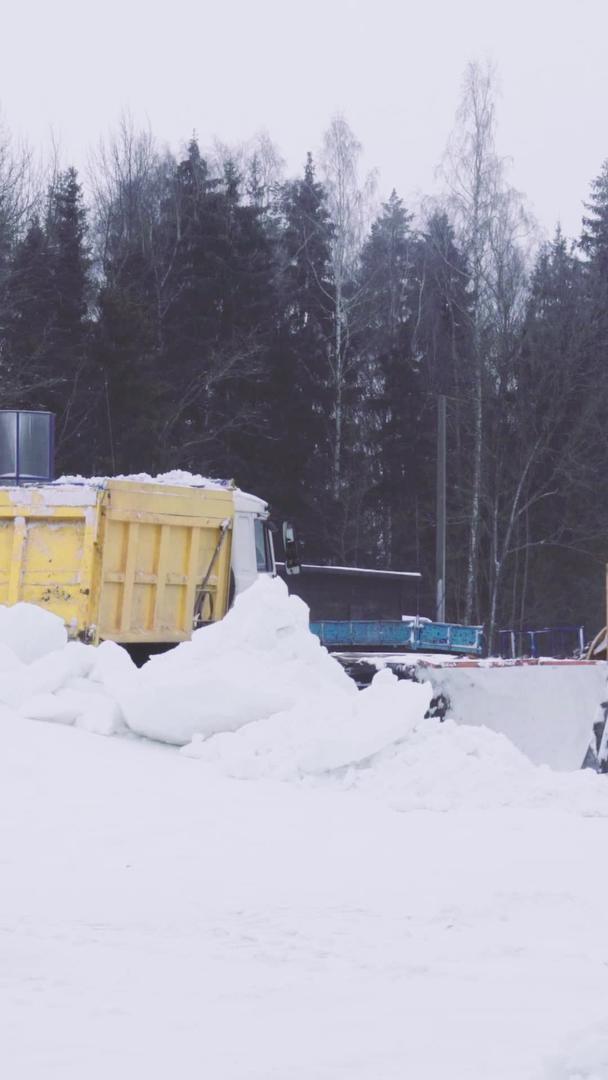 寒冬暴风雪过后铲雪车除雪视频的预览图