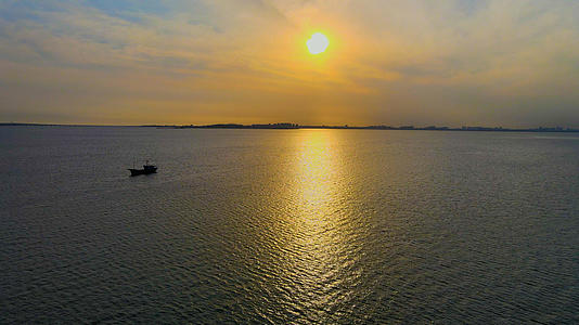 4K航拍大海夕阳渔船视频的预览图